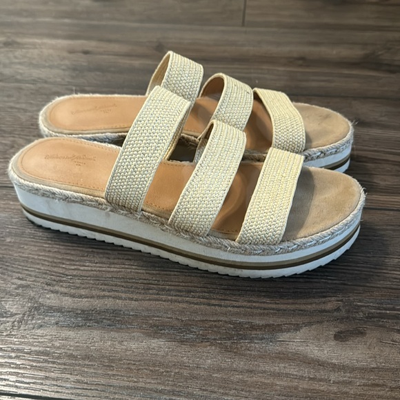 Size 8 Universal Thread Platform Sandals - Picture 2 of 6